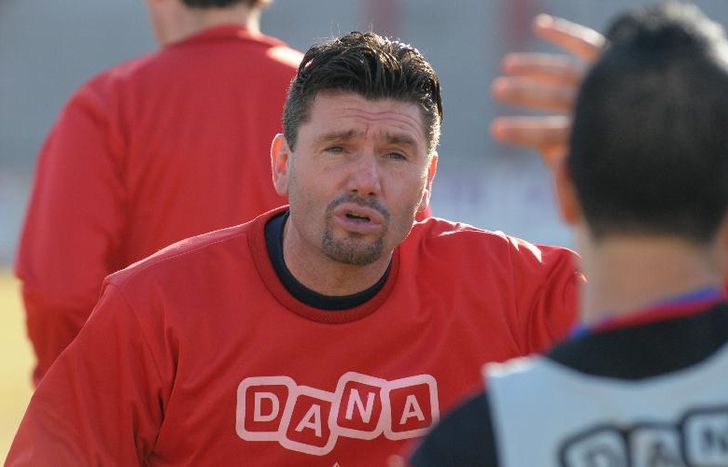 La dirigencia de Talleres aceptó la renuncia del entrenador Daniel Vicentín tras la derrota con Estudiantes de Buenos Aires.