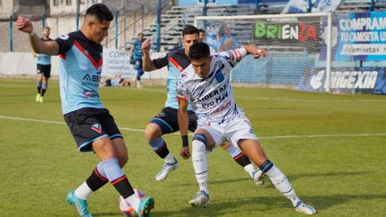 Contreras y Miceli acorralan al jugador de San Telmo.
