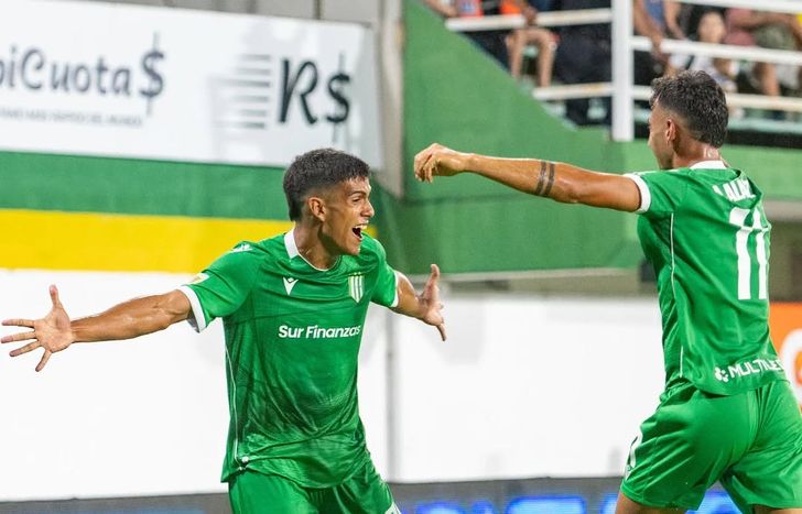 Tomás Nasif festejando su primer gol en Banfield.