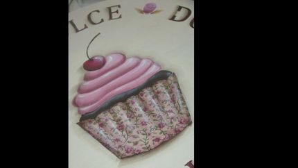 un cupcake que combina pintura y decoupage