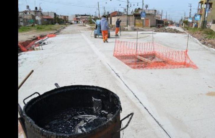 para armar la estructura se colocaron tabiques, cuadra por cuadra, para darle forma al canal de drenaje.
