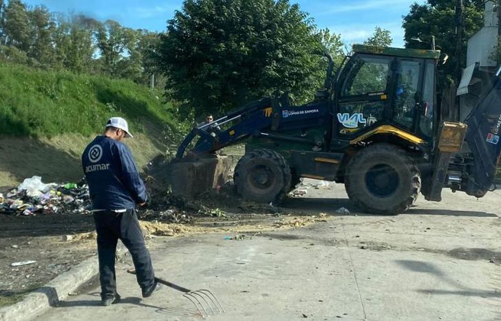 Realizan trabajos en los márgenes y puntos crónicos del Arroyo del Rey.