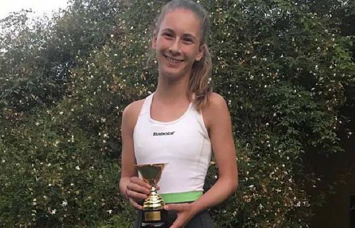 María Victoria sonriente con el trofeo ganado en el Club Banfield.