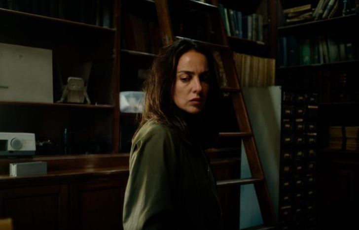 Se mete en personaje que se las trae.