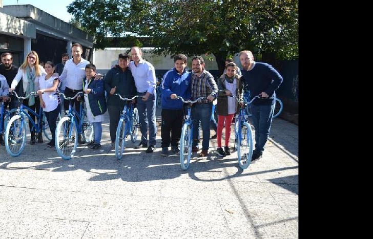 En un encuentro en la Escuela Nº51, el Municipio entregó más de 200 bicicletas a alumnas y alumnos destacados de distintos barrios. “Todas las escuelas de Parque Barón recibieron bicicletas”, informaron desde la Delegación.
