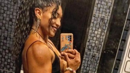 La hallaron muerta en la habitación donde se alojaba.