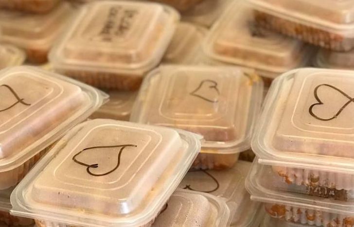 Vuelven a armar las viandas de comida.