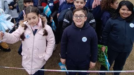 Víctor, en primera fila, prometió lealtad a la Bandera y dejó en claro su pasión por ser argentino.