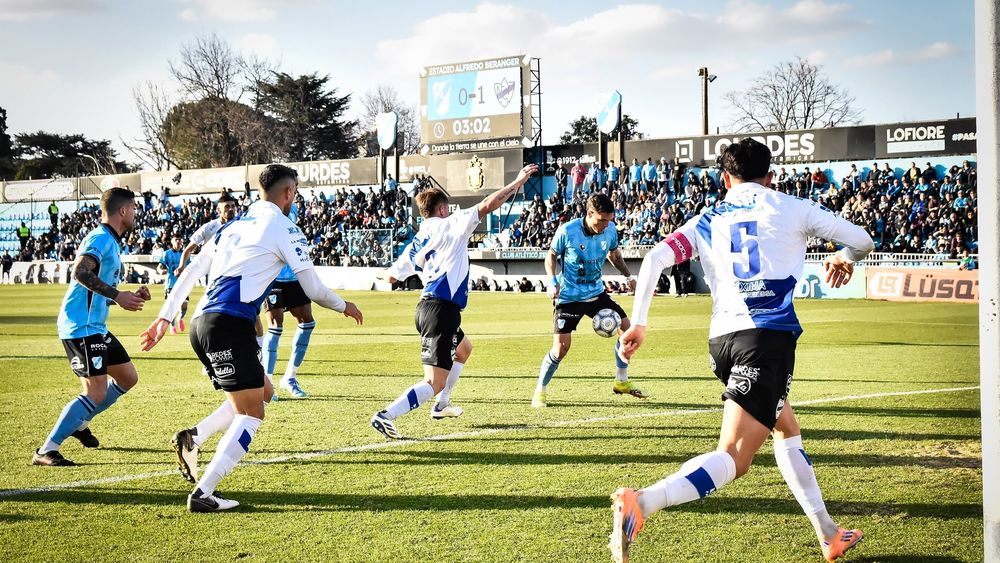 Marcos Echeverría define para el empate de Temperley.