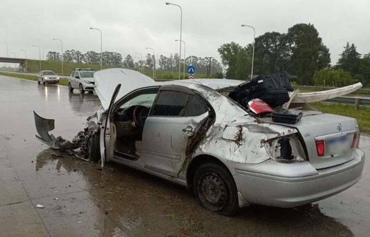 El auto en el que viajaban las tres personas oriundas de Lomas.