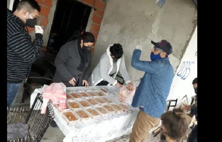 van a dos barrios para entregar viandas de comida.