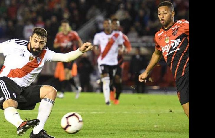 Lucas Pratto saca el remate para el segundo gol de River cuando se jugaba el descuento,