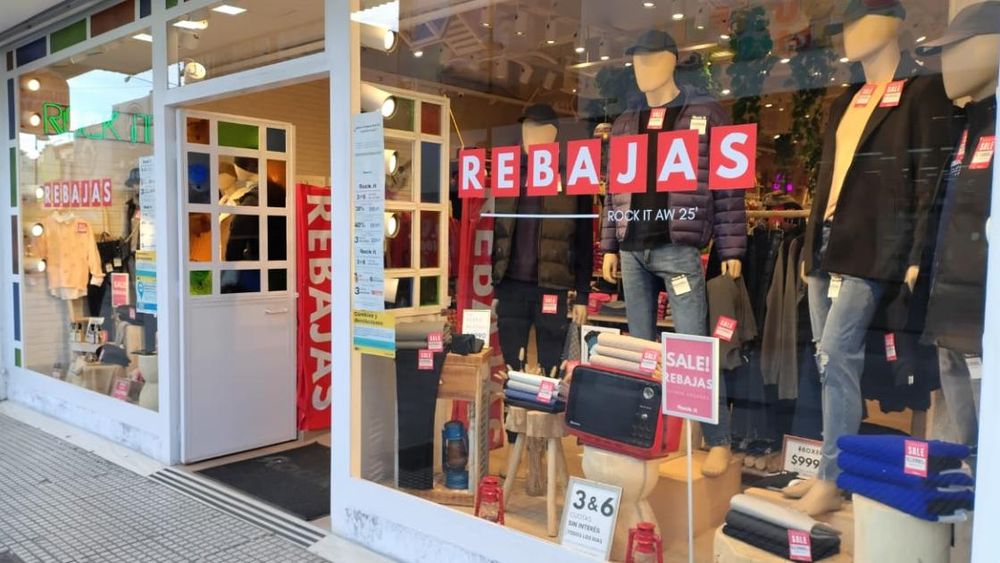 Las promociones y descuentos buscan reactivar el comercio en el centro de Lomas.