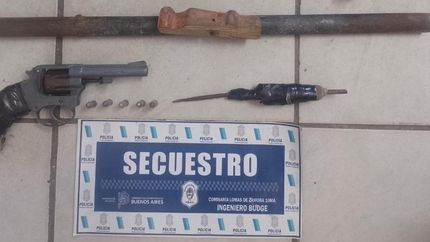 Armas incautadas al hombre detenido.
