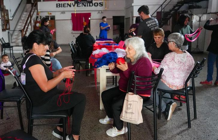 Jubilados tejen ropa de abrigo y gorros para chicos de jardines y merenderos.