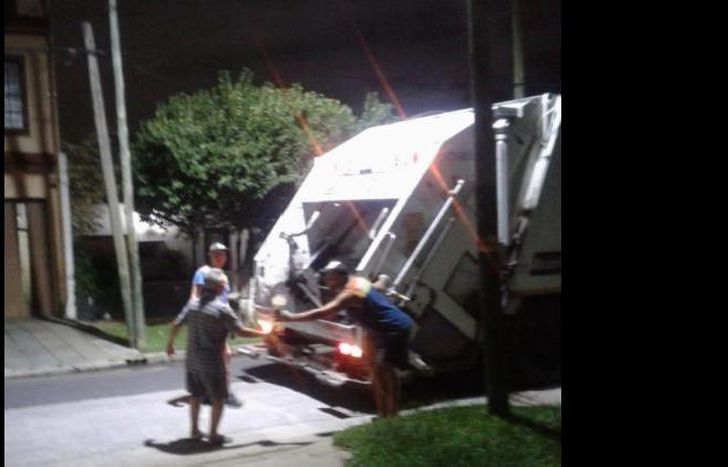 Los vecinos de la calle Melo al 900 también colaboran con los recolectores de residuos.