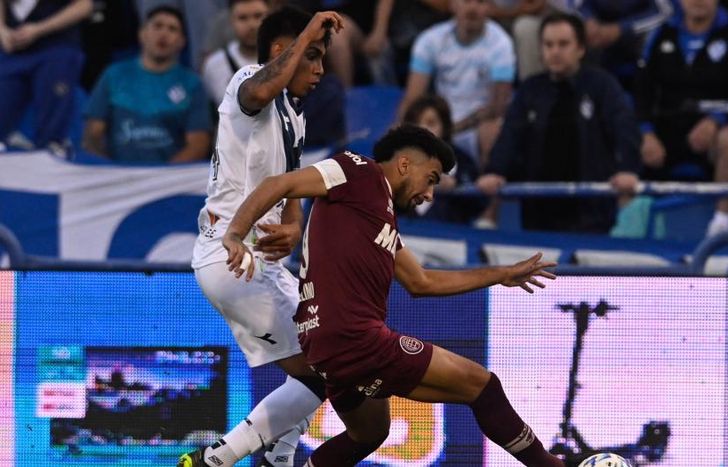 Moreno se esfuerza para controlar la  pelota.