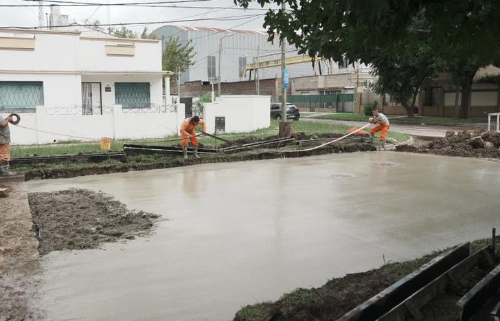 Trabajos sobre las calles Ucrania y Magallanes, en Llavallol.