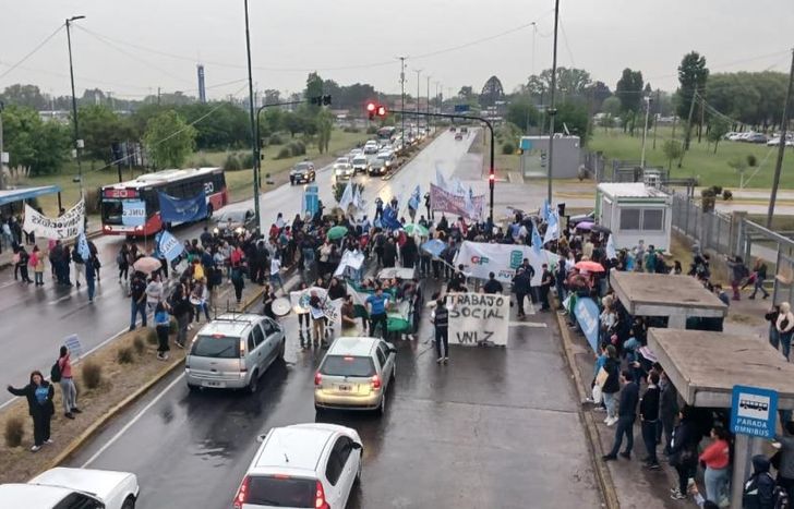 Ruidazo de estudiantes de la UNLZ sobre la avenida Juan XXIII.