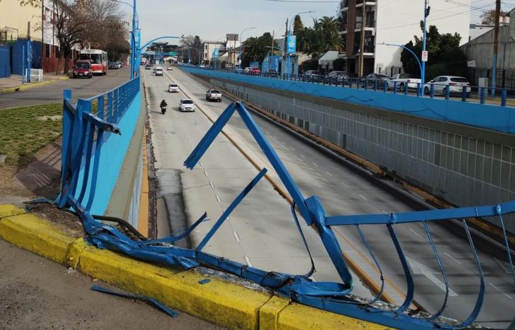 El camión chocó contra la reja del túnel y provocó importantes roturas.