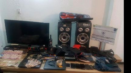 Secuestraron varias prendas con inscripción policial, armas de fuego y vehículos.