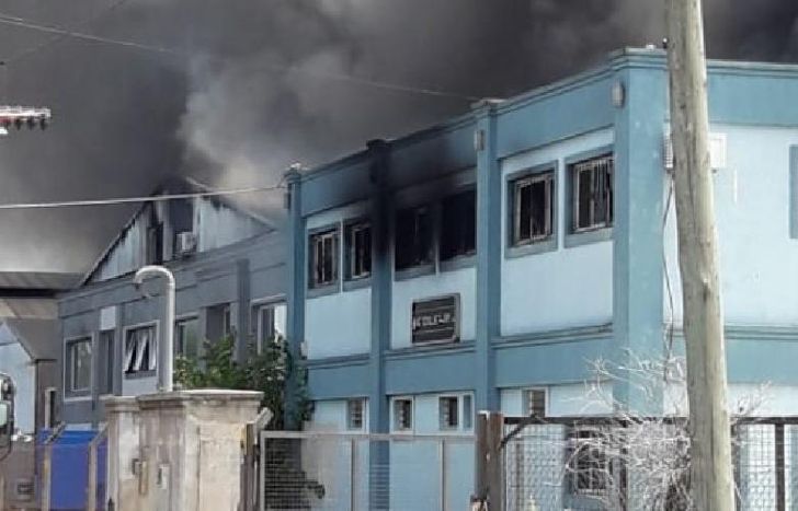 Las llamas se habrían ocasionado por el desperfecto de una máquina.