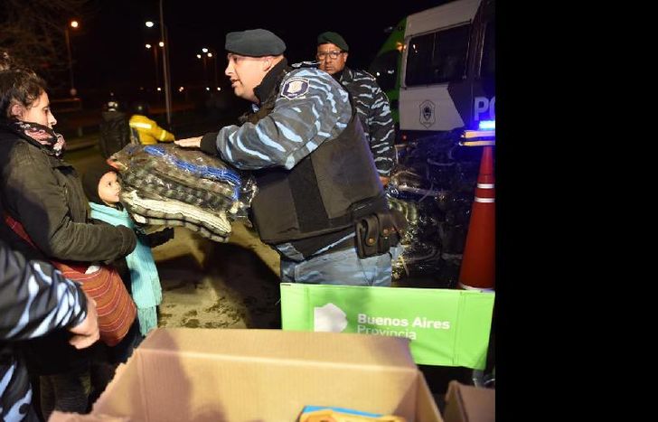 Entregaron frazadas y sirvieron una colación (matecocido con alfajores, galletitas y turrones, entre otros).