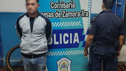 Uno de los supuestos motochorros detenido. Uno de los supuestos motochorros detenido.