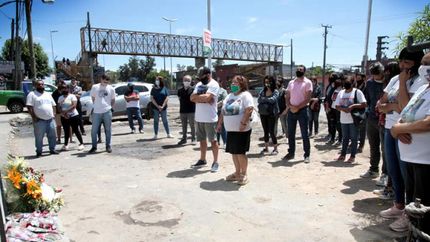 Un emotivo homenaje frente a la comisaría de Transradio.