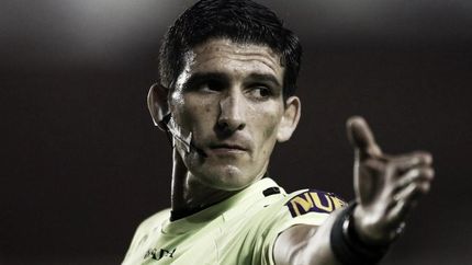Andrés Merlos dirigirá el duelo entre Lanús y Deportivo Riestra. Andrés Merlos dirigirá el duelo entre Lanús y Deportivo Riestra.