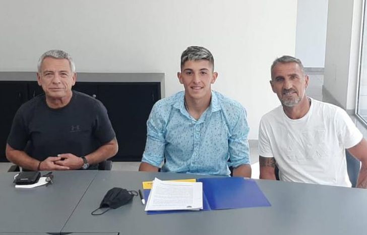 Grosi, Brey y Cascini, en la firma de la transferencia.