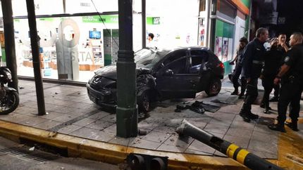 El auto se incrustó en una farmacia de Hipólito Yrigoyen y Las Heras.