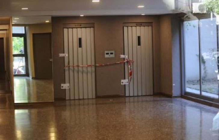 La chica abrió la puerta del ascensor, que tiene puertas tipo tijera, y cayó al vacío.