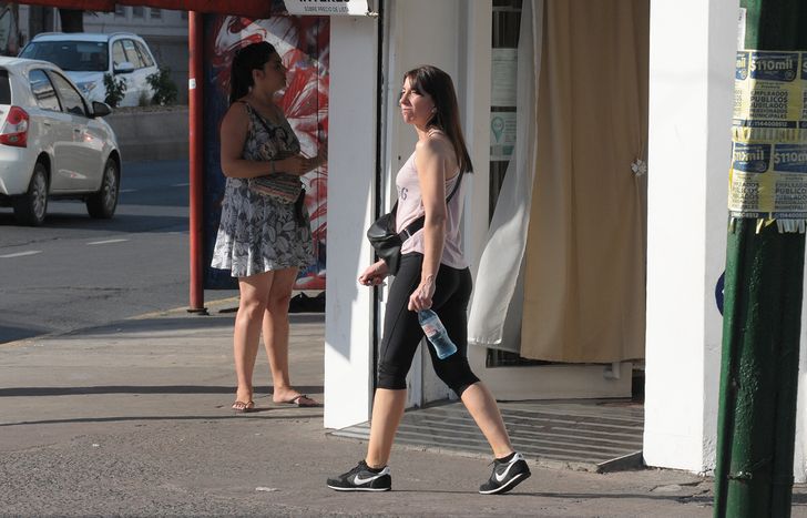 Cielo algo a parcialmente nublado, mínima de 27º y máxima de 38º para el miércoles 31.