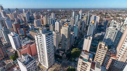Una vista aérea de Las Lomitas y sus imponentes edificios.