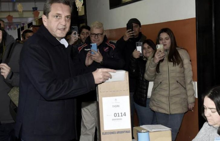 Sergio Massa fue acompañado a votar por su esposa, Malena Galmarini.