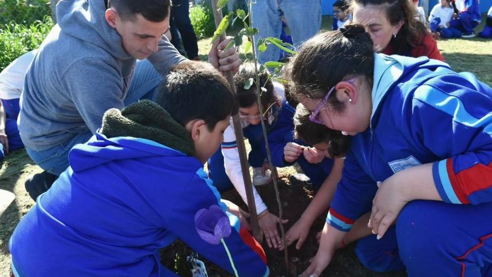 Celebraron el Día del Árbol en el Polo Educativo Malvinas Argentinas.