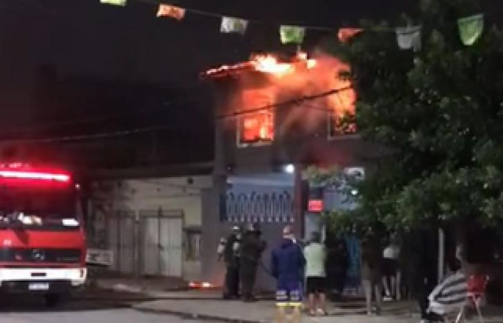 La casa se quemó casi en su totalidad, según informaron los Bomberos de Lomas.