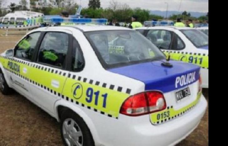 La Policía de Tucumán acudió al lugar poco después de recibir el alerta de vecinos a través del teléfono de emergencia 911.