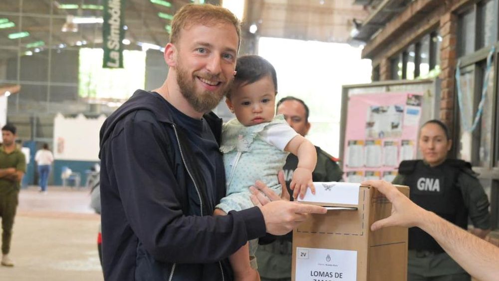 Otermín votando junto a su hija Sofía.