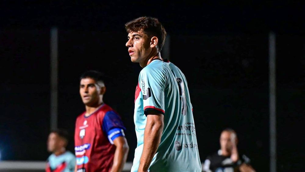 Bruno Báez, delantero de Brown de Adrogué. Bruno Báez, delantero de Brown de Adrogué.