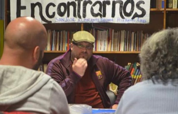 Alva es un apasionado de la lectura y la escritura.