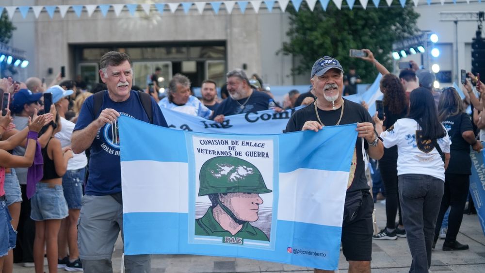 Los Veteranos de Lomas recibieron el cariño de la gente.