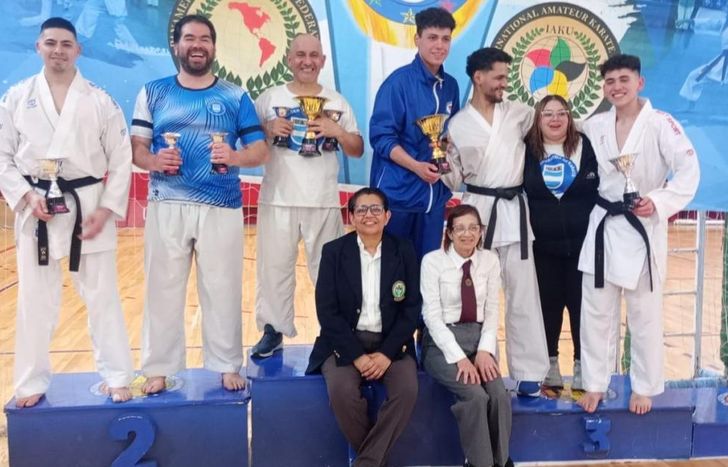 Los atletas de Temperley en el torneo internacional de Karate.