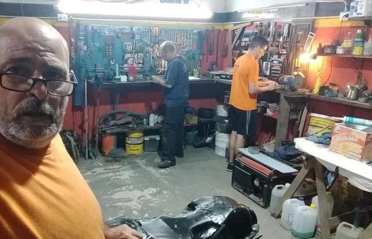 Aparicio trabaja en su taller ubicado en Temperley.