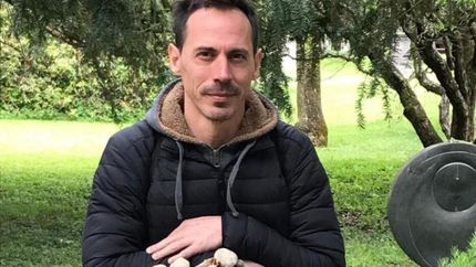 Enrique en la tumba en Borges.