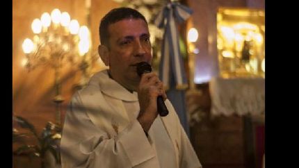 el párraco de Lanús fue repudiado por sus dichos racistas.