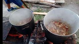 tres veces por semana organizan una olla popular sobre la calle Campoamor entre Azamor y Mosoti.