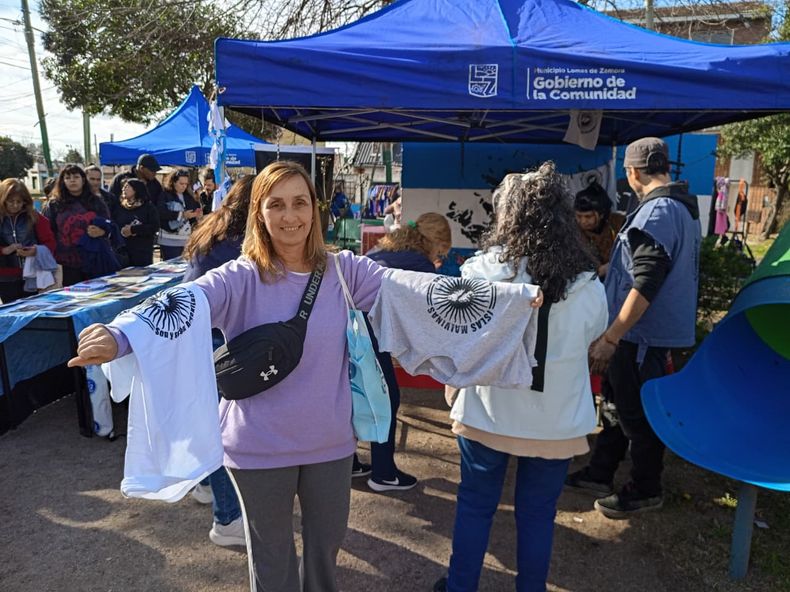 Cada vecino tuvo que llevar una remera de color para ser estampada.