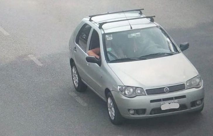 El auto robado, captado por las cámaras.